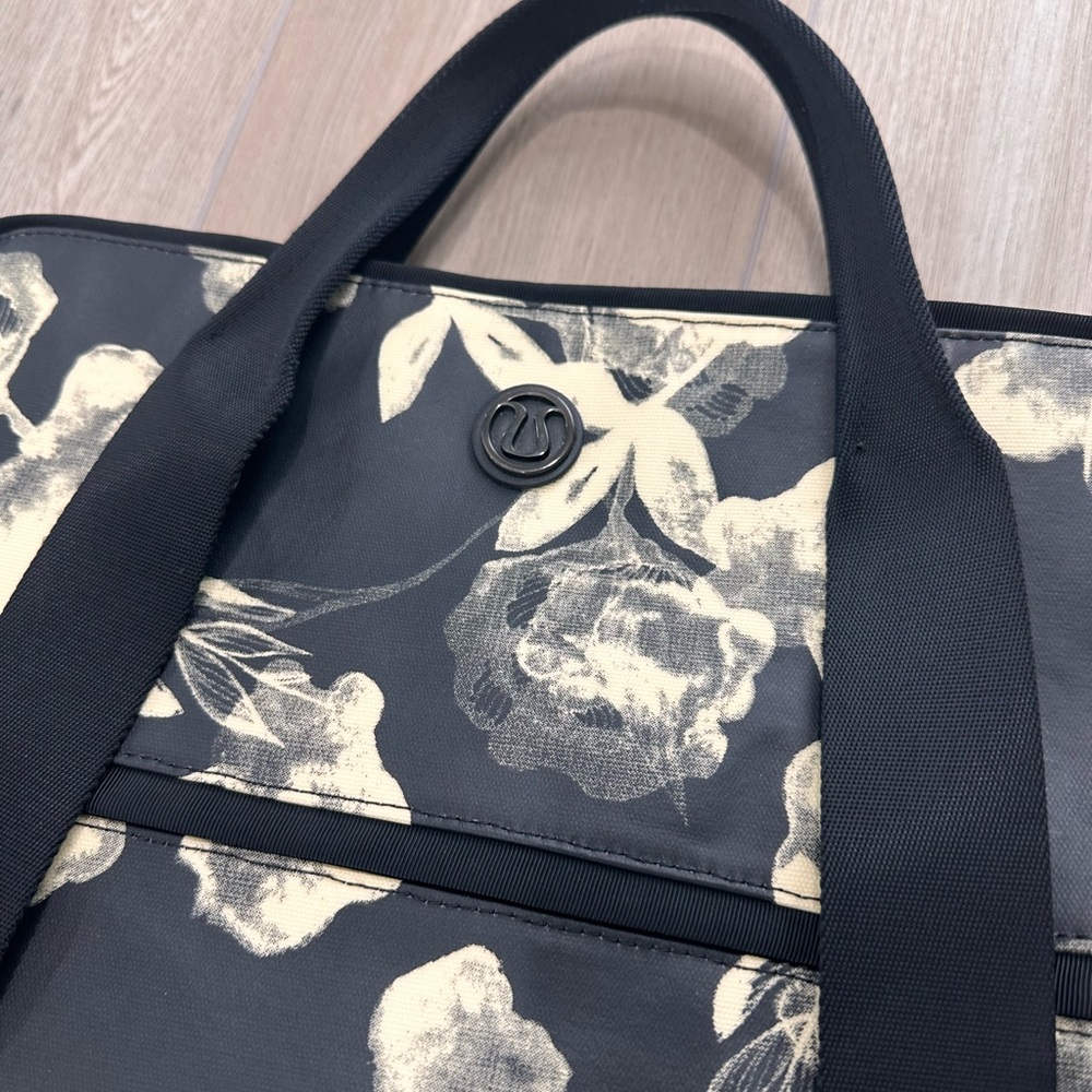 lululemon athletica Black and White Floral Tote - Picture 6 of 11